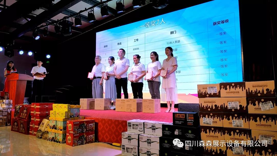 罗总为7名优秀员工颁发一等奖.jpg