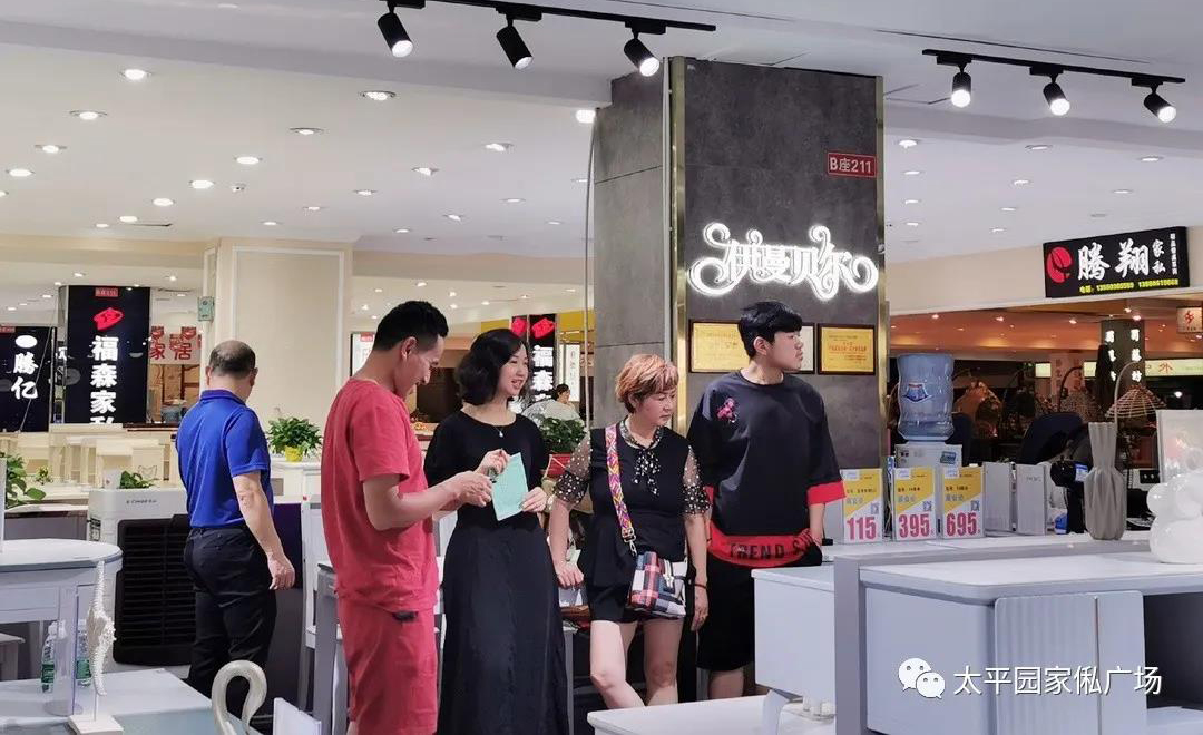 商家为远道而来的经销商细心讲解.jpg